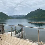 I Rorbu Pa - Yttersia Senja *