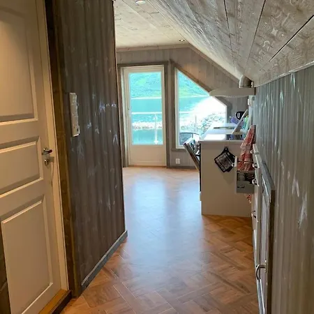 I Rorbu Pa - Yttersia Senja *